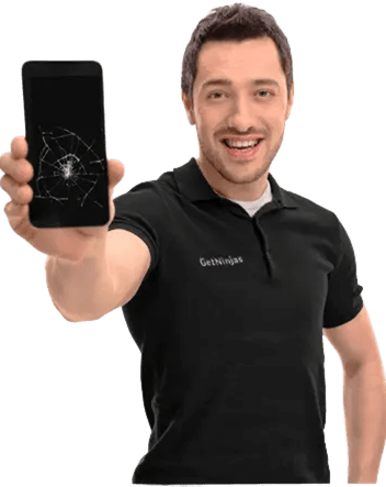 Técnico consertando um celular